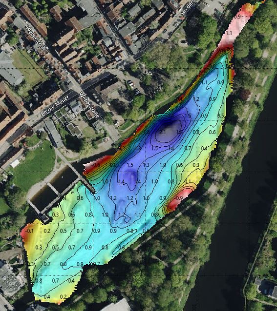 Bathymetrische Tiefenkarte eines Gewässers in Lübeck: farbcodierte Wassertiefen von 0,1 bis 2,1 Meter mit Isolinien über einem Luftbild
